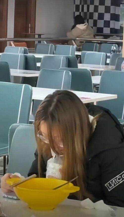 食堂吃瓜女生吃瓜视频大全,女生吃瓜视频大盘点